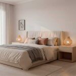 Habitación con cama y dos lámparas de ratán encima de dos mesitas de noche. en medio una cama.