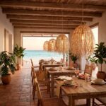 Terraza restaurante con 4 lámparas de ratán colgadas en el techo, modelo Hujan.
